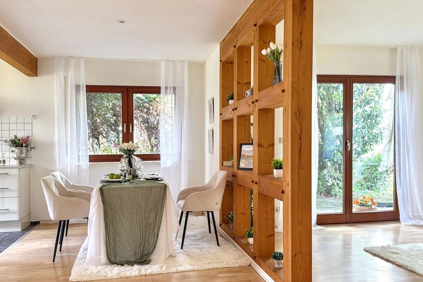 Offenes, freundlich gestaltetes Esszimmer nach Home Staging – D+P Immobilien Siegburg